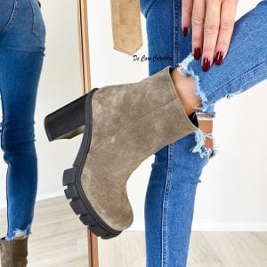 tronchetti-alti-camoscio-taupe-de-caro-calzature-2