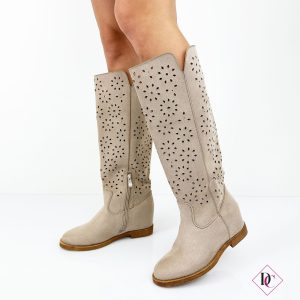 stivali primaverili camoscio beige traforati con zeppa interna de caro calzature 2