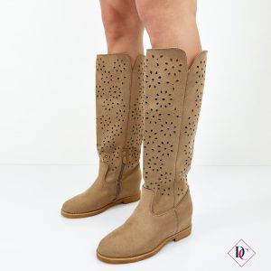 stivali primaverili con zeppa interna camoscio tortora de caro calzature 1